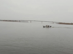 В Астрахани при плохой видимости в темное время суток перевернулась лодка с людьми