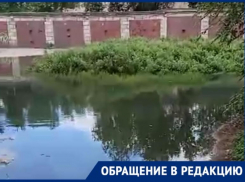 В Астрахани за городским физдиспансером прорвало канализацию