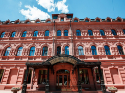 У гостиницы в центре Астрахани обустраивают парковку