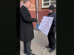 Обманутым астраханским дольщикам пообещали помочь после того, как они вышли с пикетом к резиденции губернатора