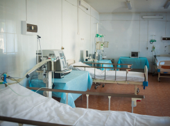 «Расслабляться рано»: 100 коек убрали из астраханских ковид-госпиталей