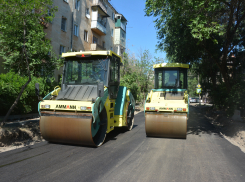 На площади Шаумяна в Астрахани ремонтируют дорогу и тротуар