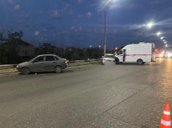 Две астраханки пострадали в ДТП со скорой помощью