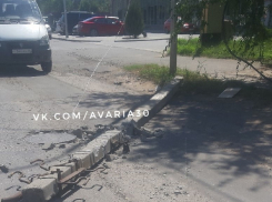 В Астрахани эвакуатор свалил столб