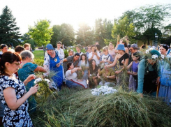 Астраханцы соберутся в гигантскую ромашку в День семьи, любви и верности