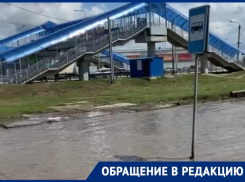 «К нам не заезжают новые автобусы» - астраханцы жалуются на огромную яму и лужу в шестом микрорайоне