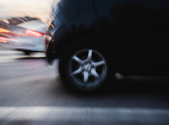 В Камызяке перевернулся автомобиль, есть пострадавшие