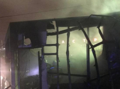 В Астрахани сгорел цветочный магазин