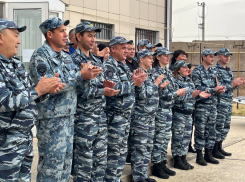 В Астрахани проводили на пенсию полицейского Алешу, почему ему все аплодировали