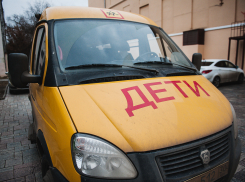 В Астрахани ребенок едва не попал под колеса грузовика