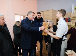 Бабушкин посетил ФОК, школу, полицейский участок и другие объекты в Енотаевском районе