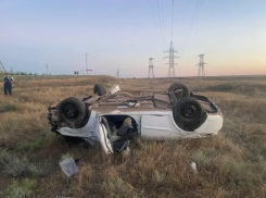 В Астрахани водитель, убегая от полиции, перевернул свою машину