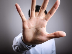 В Астрахани сотрудники банка спасли мужчину от передачи денег мошенникам