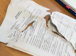 Задержанный за кражу астраханец разорвал документы из своего уголовного дела