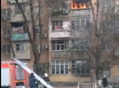 Астраханец снял на видео фееричное тушение пожара в многоэтажке