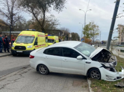 В Астрахани автомобиль угодил в опору ЛЭП: пострадали две девушки