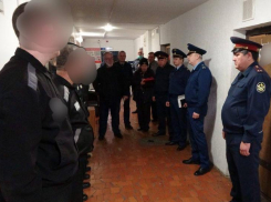 Сотрудник астраханской исправительной колонии передавал заключенным телефоны