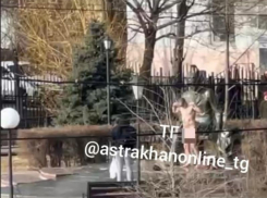 Голый астраханец вышел к памятнику Габдуллы Тукая на улице Нахимова