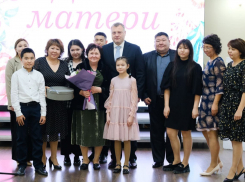 В Астраханской области девять многодетных мам получили от губернатора медали «Материнская слава» 