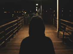 Под Астраханью несовершеннолетний угрожал сверстнице насилием