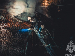 В Ленинском районе Астрахани произошел крупный пожар, сгорел жилой дом