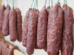 Сядь за докторскую: палка колбасы может стоить астраханцу свободы