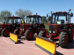 Астраханским коммунальным и образовательным структурам передали новую технику