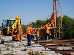 В Астраханской области ремонтируют мост на границе с Казахстаном