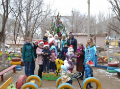 В астраханском дворе живут Дед Мороз и Снегурочка