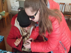 Астраханка обучает незрячих людей пользоваться смартфоном