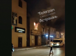В Астрахани на Больших Исадах сгорел магазин товаров по низким ценам