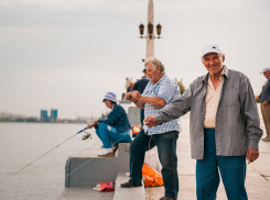 Селедку в Астрахани ловят прямо на главной набережной