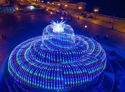 В Астрахани работает самый большой умный светодиодный фонтан в России