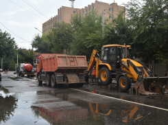 В Астрахани перекрыли центр города из-за коммунальной аварии 