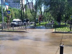 Аллею на улице Савушкина в Астрахани залило горячей водой