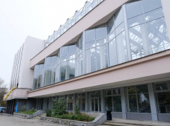 Игорь Бабушкин посетил кинотеатр «Октябрь», который находится на реконструкции