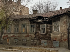 Семья астраханцев, живущая в аварийном доме 1894 года, не может съехать