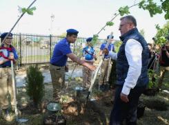 Игорь Бабушкин вместе с астраханцами высадил деревья «Сада памяти»