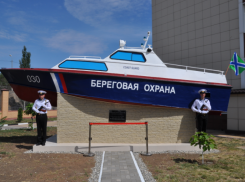 В Астрахани открыли памятник пограничникам, созданный из настоящего катера