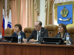 Представители УК и ТСЖ жаловались Игорю Седову на собак, мусор и канализацию 