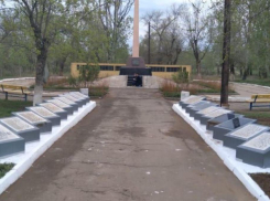 Семьи вандалов-школьников восстановили разрушенный в Сасыколи мемориал