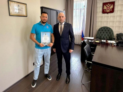 Глава астраханского минтранса поблагодарил водителя автобуса за спасение человека