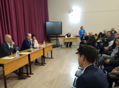 Глава Астрахани провел встречу с жильцами разрушенного дома