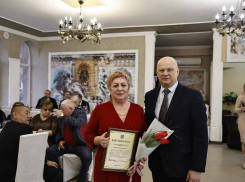 В Астрахани поздравили с 8 марта матерей и вдов погибших военнослужащих