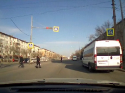 В Астрахани на улице Яблочкова маршрутка проехала на красный свет