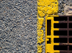 Астраханец судился с городской администрацией из-за ямы на дороге и победил