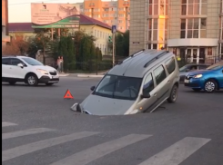 В Астрахани прямо на центральной улице машина ушла под землю