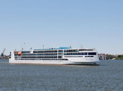 Жириновский потеснил Петра Великого: астраханский лайнер переименуют