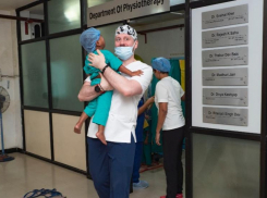 В Индии маленьких детей от врожденных дефектов излечивает астраханский хирург