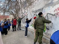 В Астрахани закрашивали рекламу запрещенных веществ